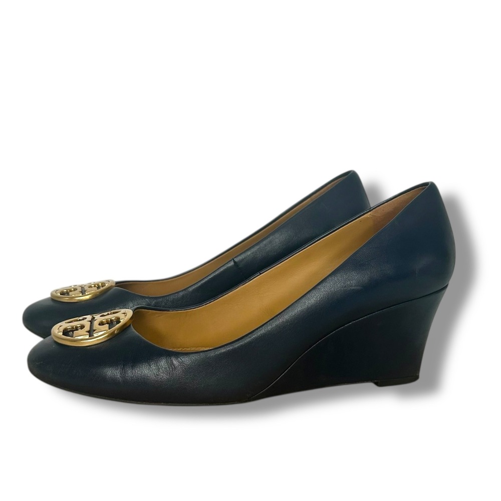 Tory Burch Sally Wedge Pumps Womens 8.5 Navy Blue Leather Gold Logo Medallion - Picture 3 of 10
